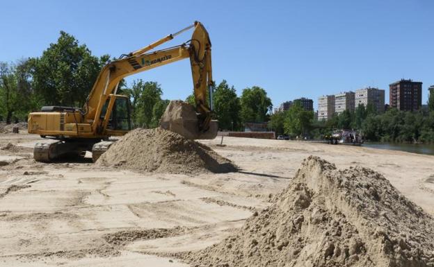 Las riadas y las lluvias obligan a reponer 2.000 toneladas de arena en Las Moreras de Valladolid