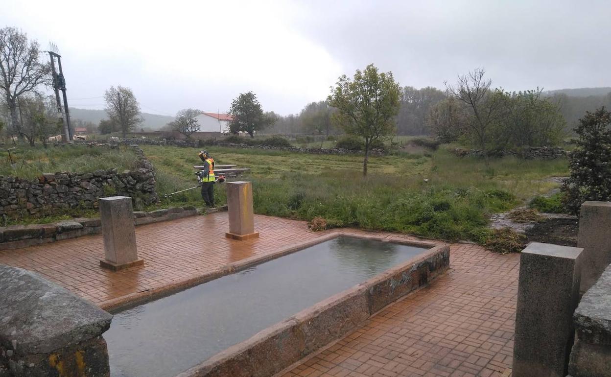 Uno de los trabajadores realizando labores de mantenimiento en un espacio de Nava de Francia. 