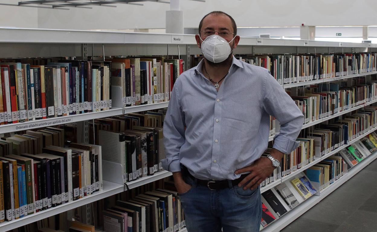 Roberto García, director de la Biblioteca Pública de Segovia, en uno de los pasillos del centro. 