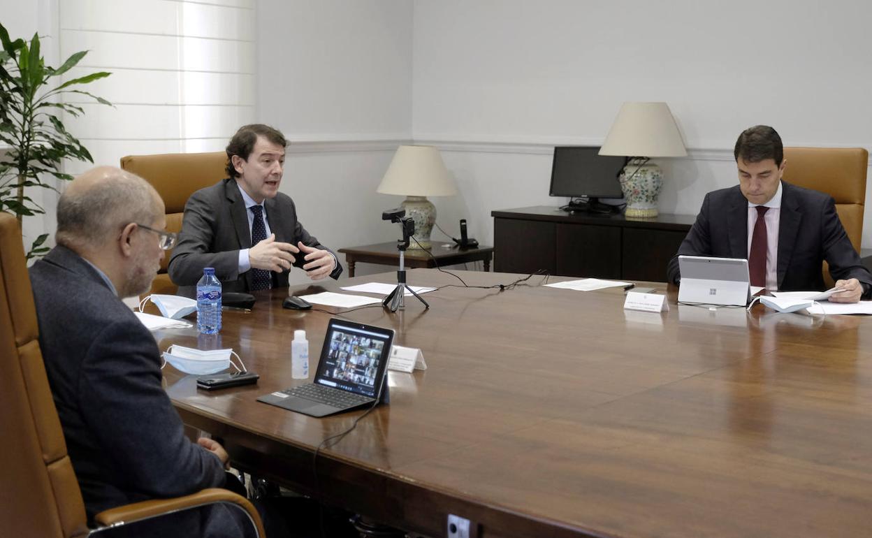 Igea (izq), Mañueco (centro) e Ibáñez (dcha.), durante la reunión virtual con los alcaldes y presidentes de Diputación.