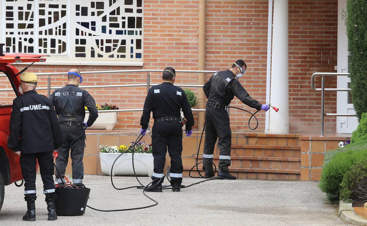 Efectivos de la UME desinfectan una residencia de ancianos. 