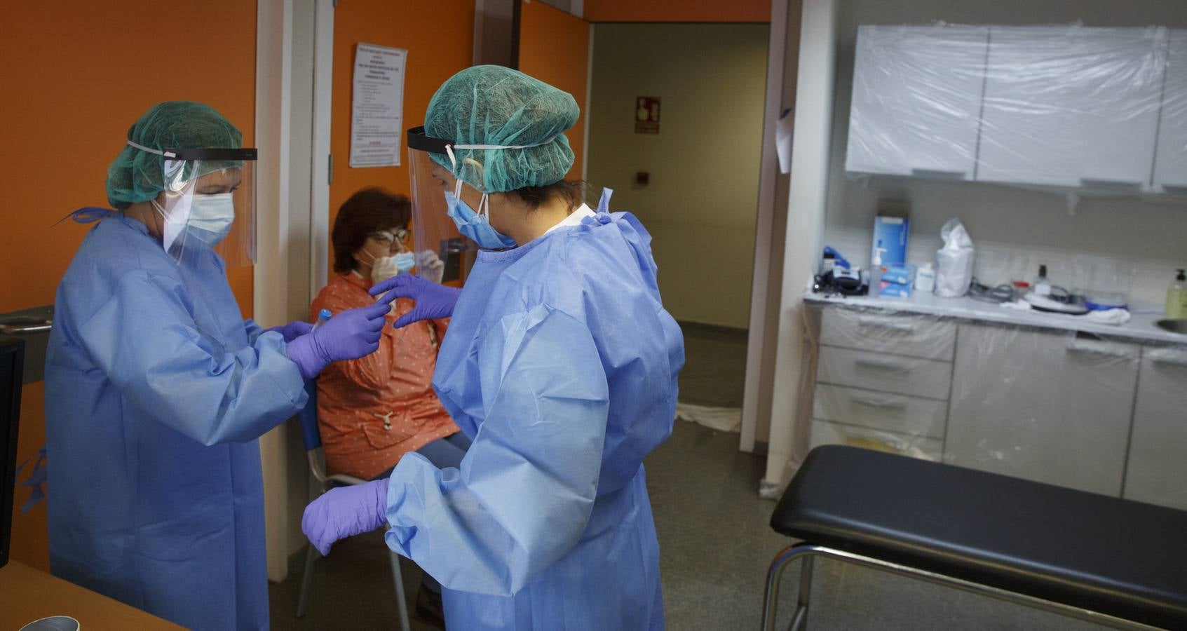 Fotos: Toma de muestras de la covid-19 en el Centro de salud Huerta del Rey de Valladolid