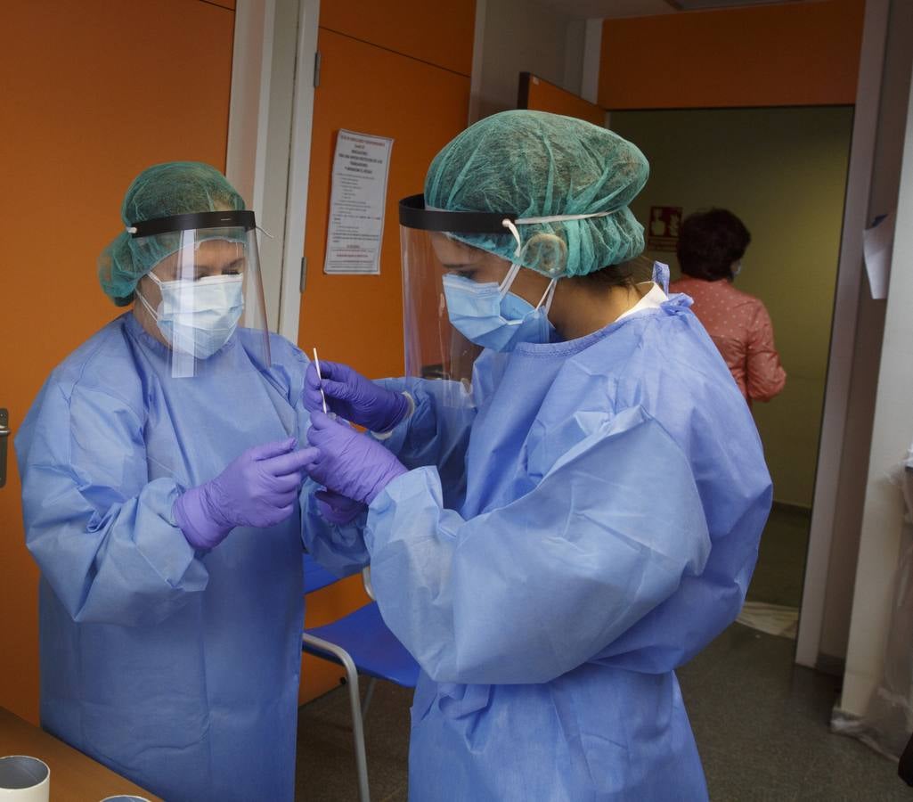 Fotos: Toma de muestras de la covid-19 en el Centro de salud Huerta del Rey de Valladolid