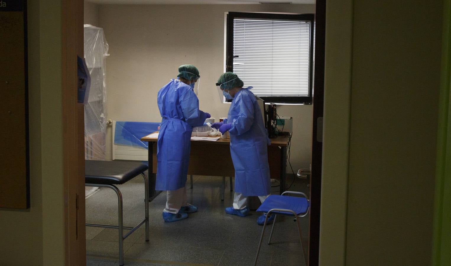 Fotos: Toma de muestras de la covid-19 en el Centro de salud Huerta del Rey de Valladolid