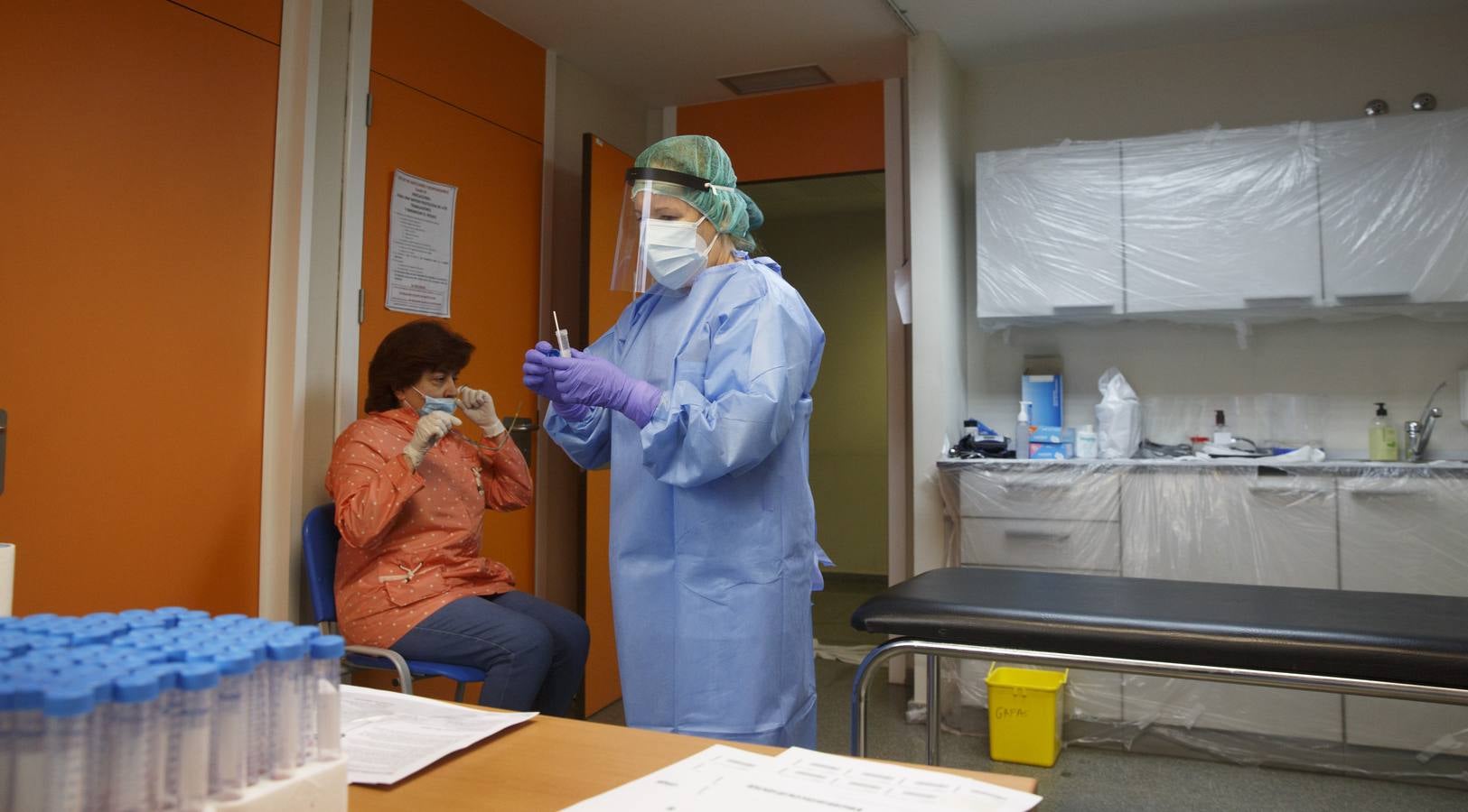 Fotos: Toma de muestras de la covid-19 en el Centro de salud Huerta del Rey de Valladolid