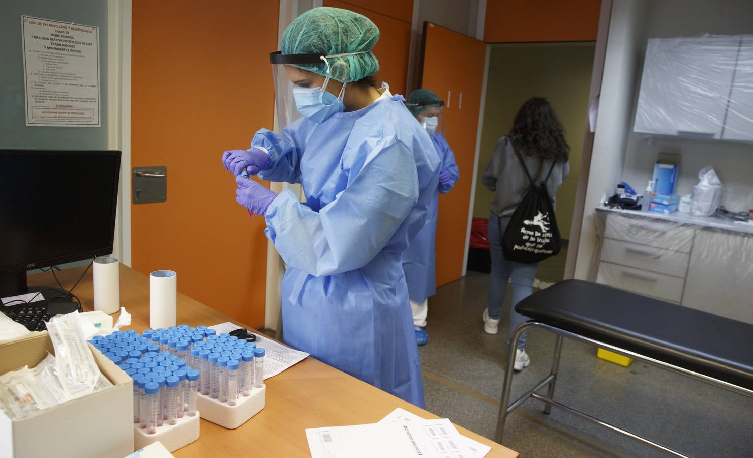 Fotos: Toma de muestras de la covid-19 en el Centro de salud Huerta del Rey de Valladolid