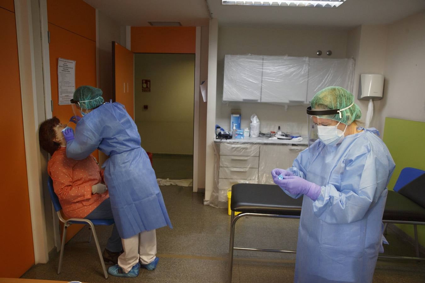 Fotos: Toma de muestras de la covid-19 en el Centro de salud Huerta del Rey de Valladolid