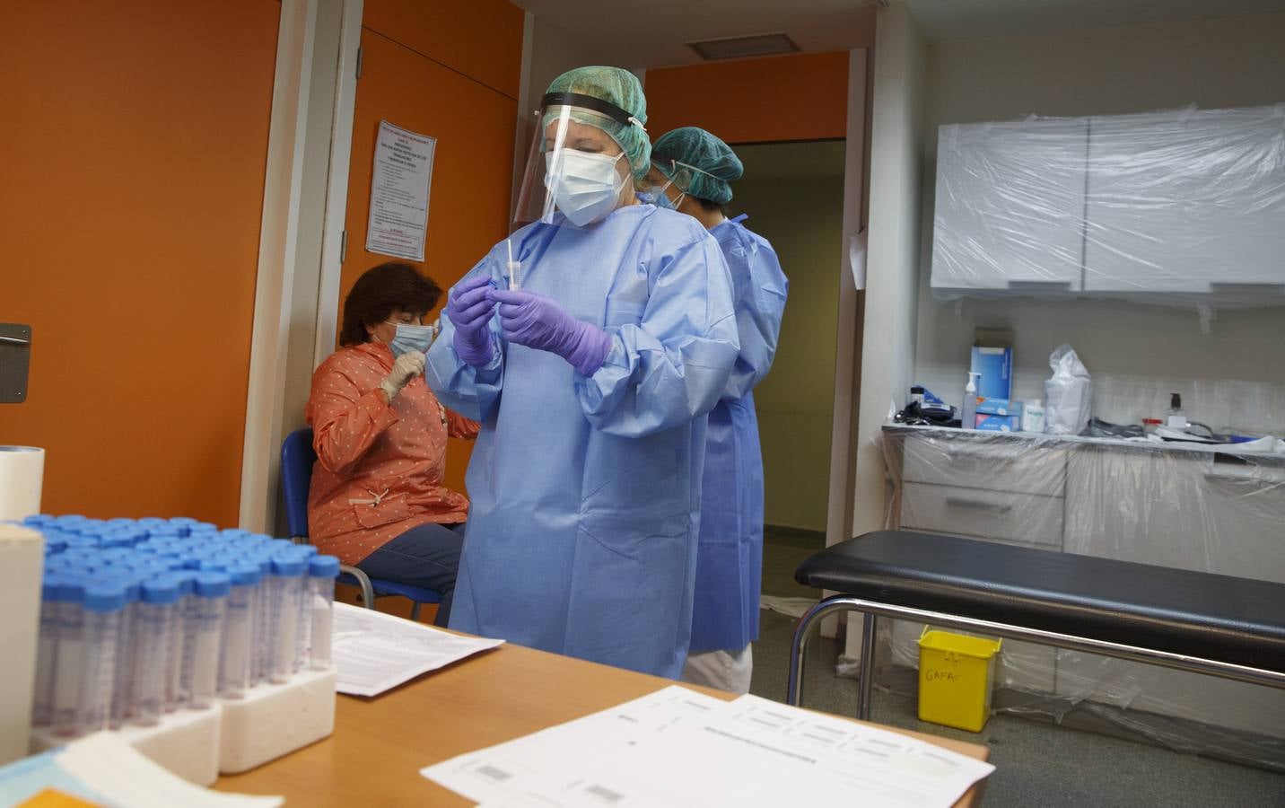 Fotos: Toma de muestras de la covid-19 en el Centro de salud Huerta del Rey de Valladolid