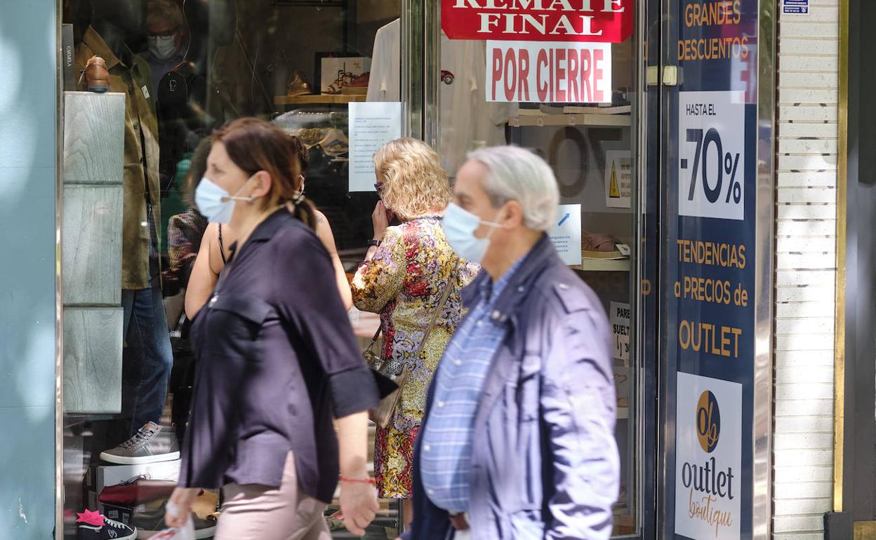 Peatones pasean por las calles de Valladolid. 