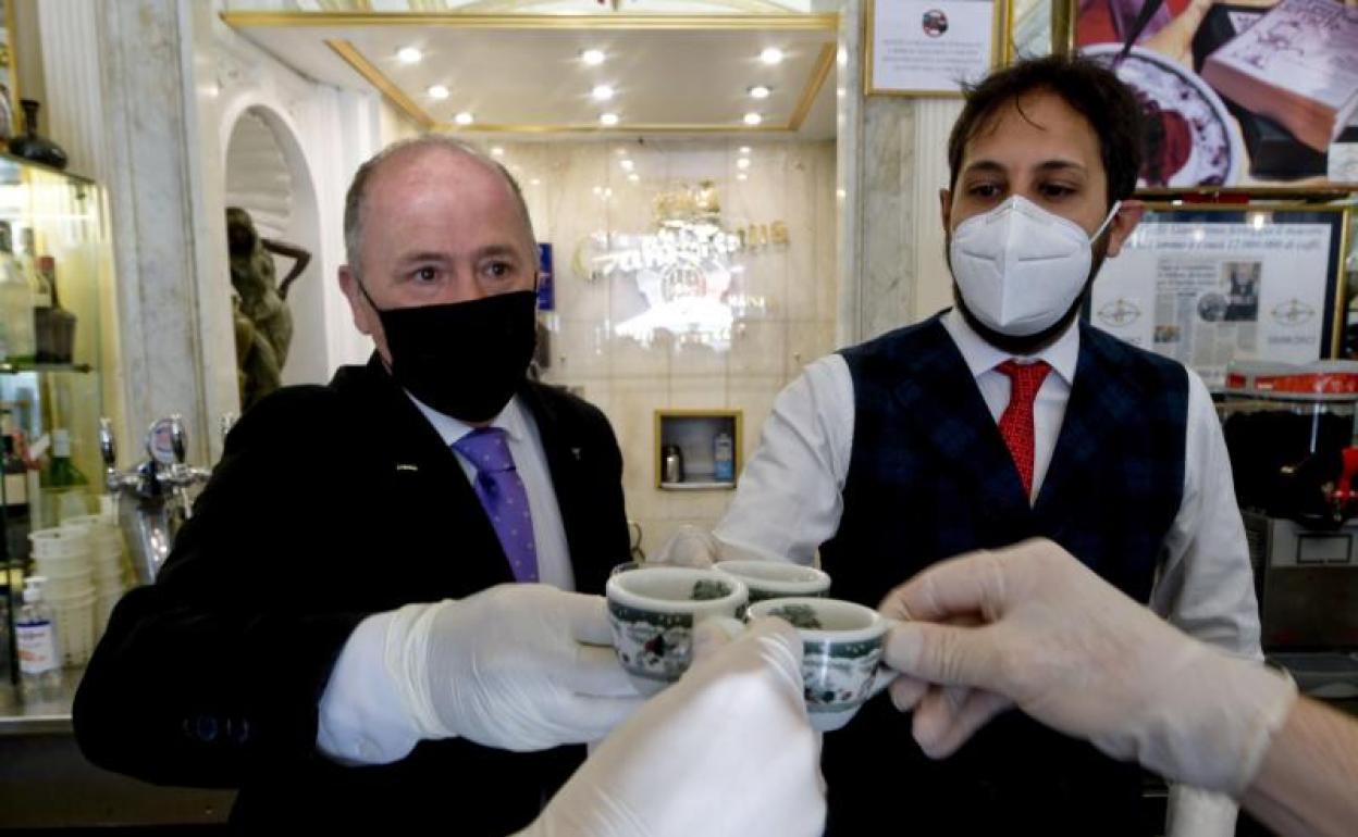 Imágen tomada en una cafetería de Nápoles antes de su apertura al público. 