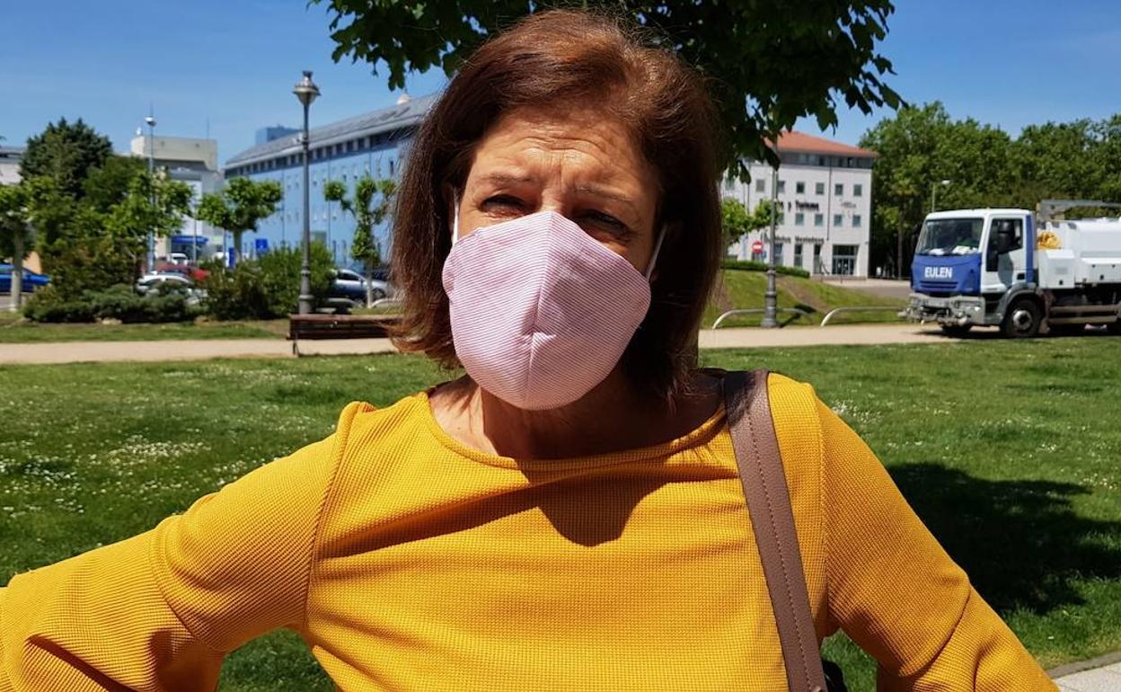 Una señora con mascarilla paseando por Valladolid.