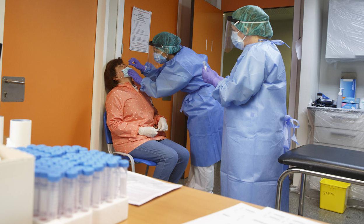 Enfermeras del centro de salud de Huerta del Rey de Valladolid toman una muestra a una paciente. 