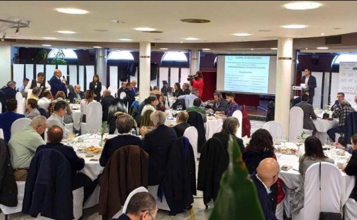 Asistentes a una reunión general de Zamora10. 