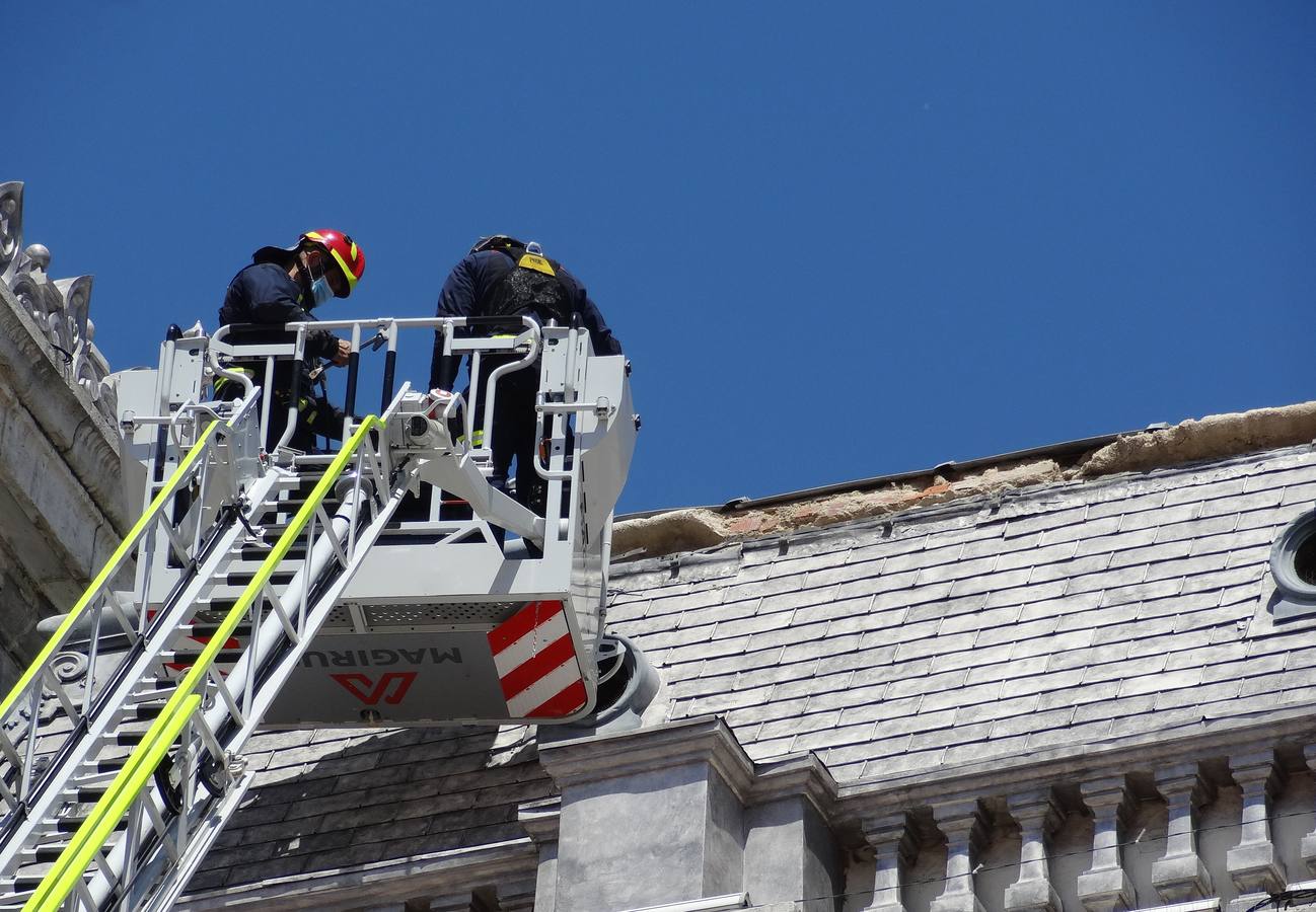 Fotos: Los bomberos de Valladolid revisan la cornisa de la cubierta del Ayuntamiento por desprendimientos