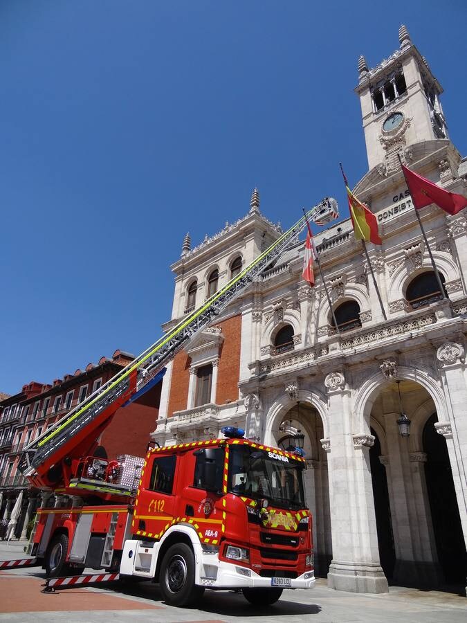 Fotos: Los bomberos de Valladolid revisan la cornisa de la cubierta del Ayuntamiento por desprendimientos