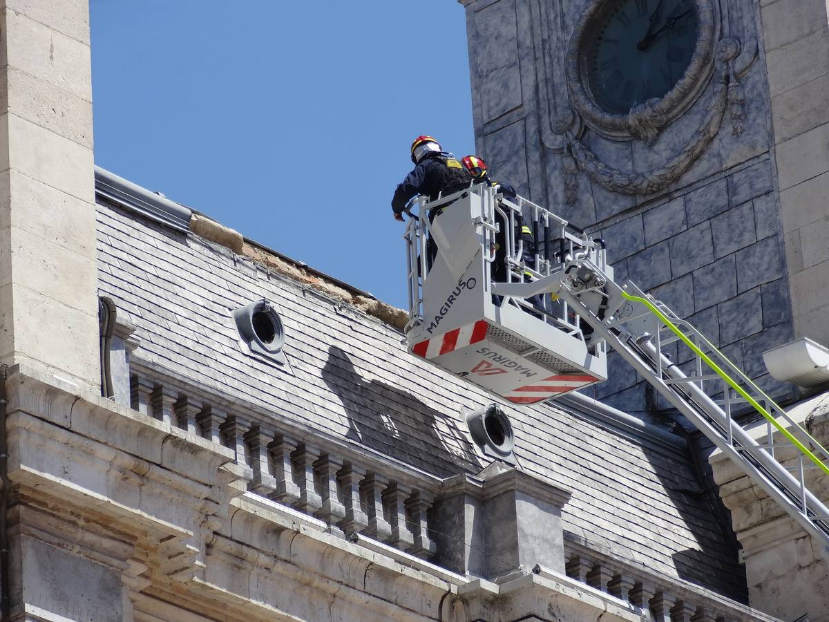 Fotos: Los bomberos de Valladolid revisan la cornisa de la cubierta del Ayuntamiento por desprendimientos