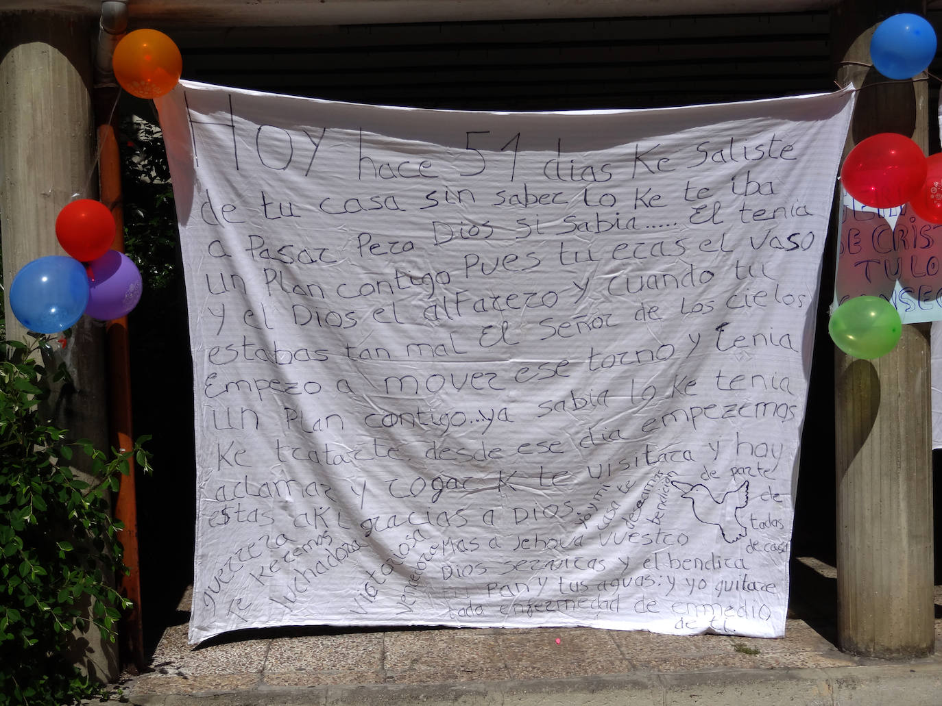 Decenas de familiares reciben a la mujer a la puerta de su casa, en las casas blancas de la calle Joaquín Velasco Martín en Huerta del Rey, en una fiesta sin incidentes y con presencia policial