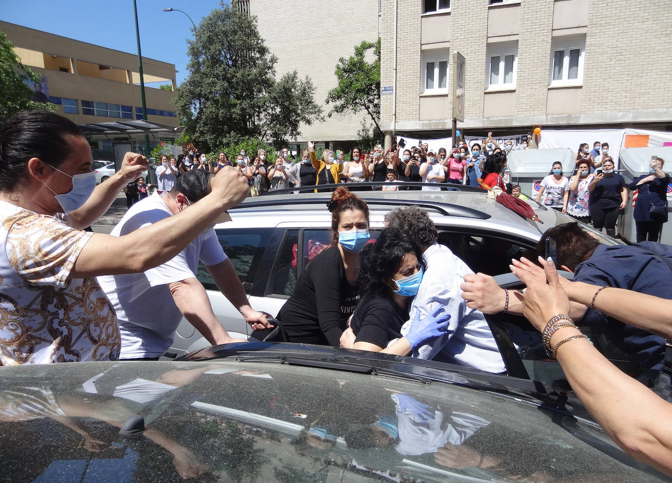Decenas de familiares reciben a la mujer a la puerta de su casa, en las casas blancas de la calle Joaquín Velasco Martín en Huerta del Rey, en una fiesta sin incidentes y con presencia policial