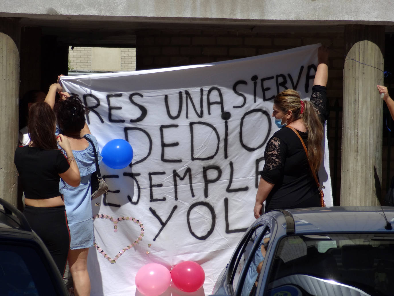 Decenas de familiares reciben a la mujer a la puerta de su casa, en las casas blancas de la calle Joaquín Velasco Martín en Huerta del Rey, en una fiesta sin incidentes y con presencia policial