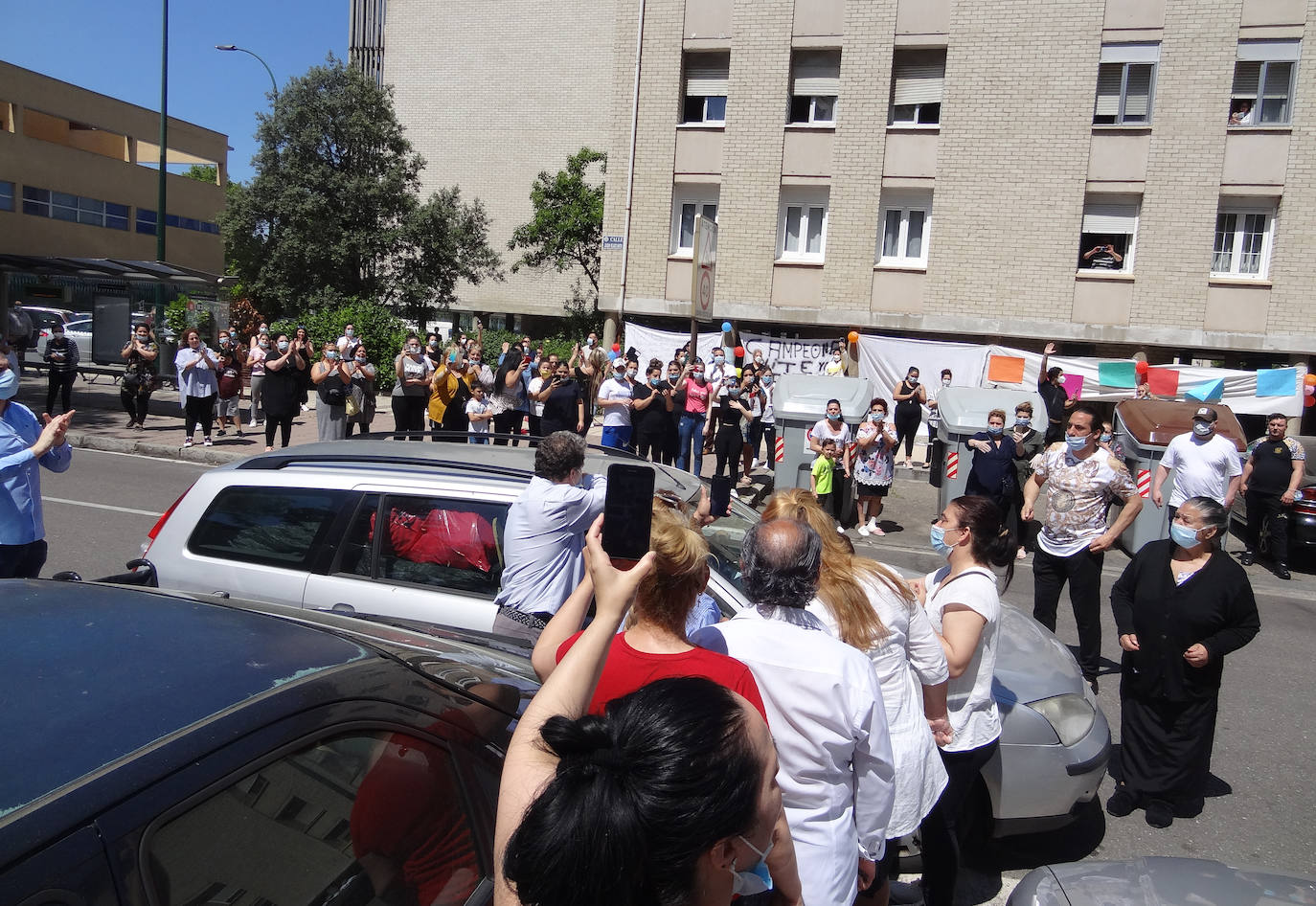 Decenas de familiares reciben a la mujer a la puerta de su casa, en las casas blancas de la calle Joaquín Velasco Martín en Huerta del Rey, en una fiesta sin incidentes y con presencia policial
