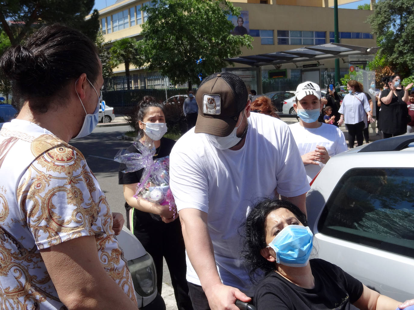 Decenas de familiares reciben a la mujer a la puerta de su casa, en las casas blancas de la calle Joaquín Velasco Martín en Huerta del Rey, en una fiesta sin incidentes y con presencia policial