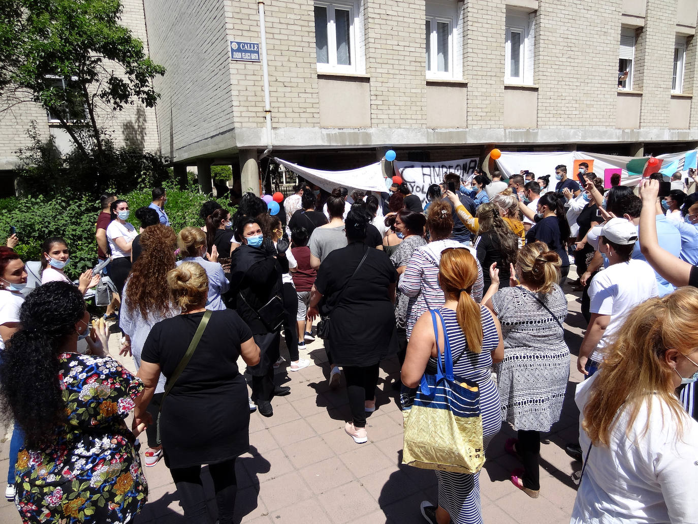 Decenas de familiares reciben a la mujer a la puerta de su casa, en las casas blancas de la calle Joaquín Velasco Martín en Huerta del Rey, en una fiesta sin incidentes y con presencia policial
