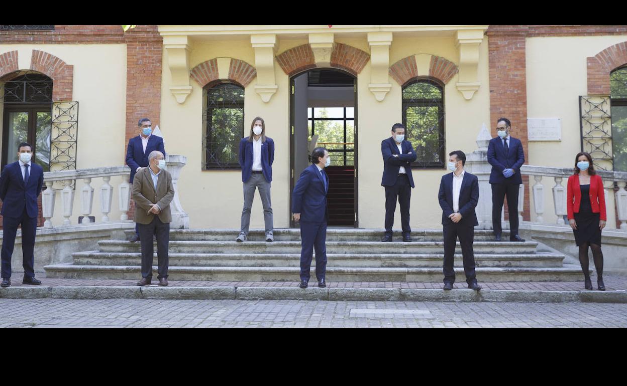 En la primera fila, Raúl de la Hoz (PP), el vicepresidente Francisco Igea (Cs), el presidente Alfonso Fernández Mañueco (PP), Luis Tudanca (PSOE) y Carlota Amigo (Cs); detrás, Pedro Pascual( Por Ávila), Pablo Fernández (Podemos), Luis Mariano Santos (UPL) y Jesús García-Conde (Vox) tras la reunión mantenida este viernes en Presidencia.