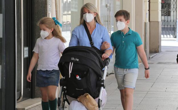 Salud Vega pasea con sus hijos por la Calle Mayor.