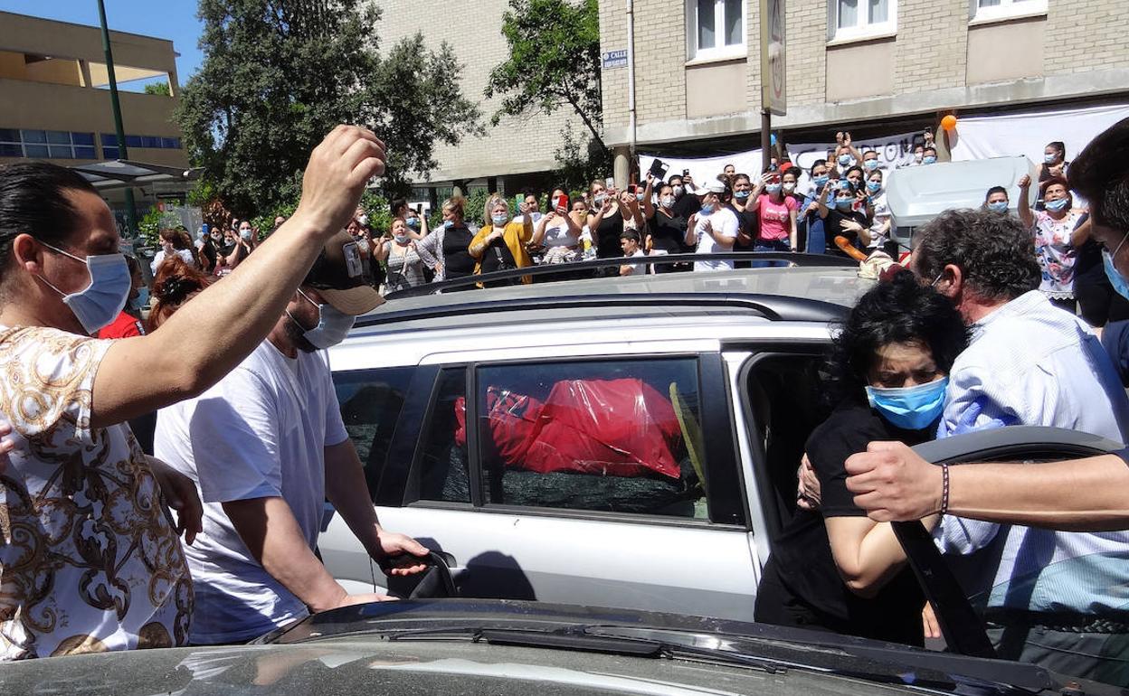 Los familiares arropan a Yoli (de negro y con mascarilla) al salir del coche durante el homenaje celebrado en Joaquín María Jalón