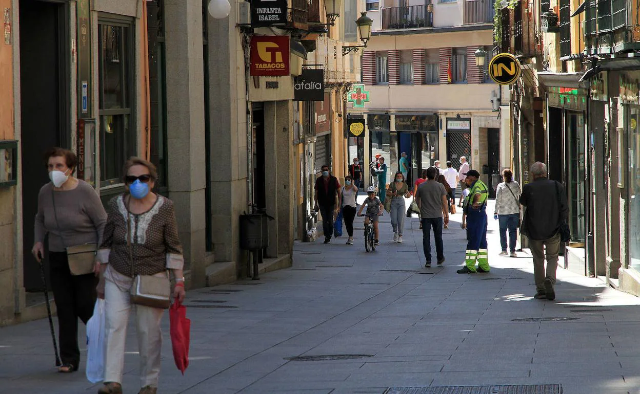 Tránsito de personas por la Calle Real. 