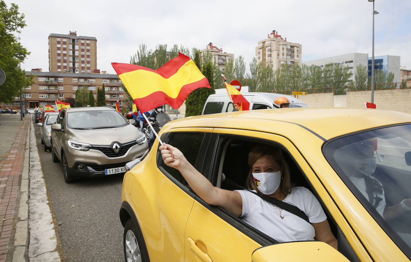 Fotos: Vox saca cientos de coches a las calles de Vallaodlid