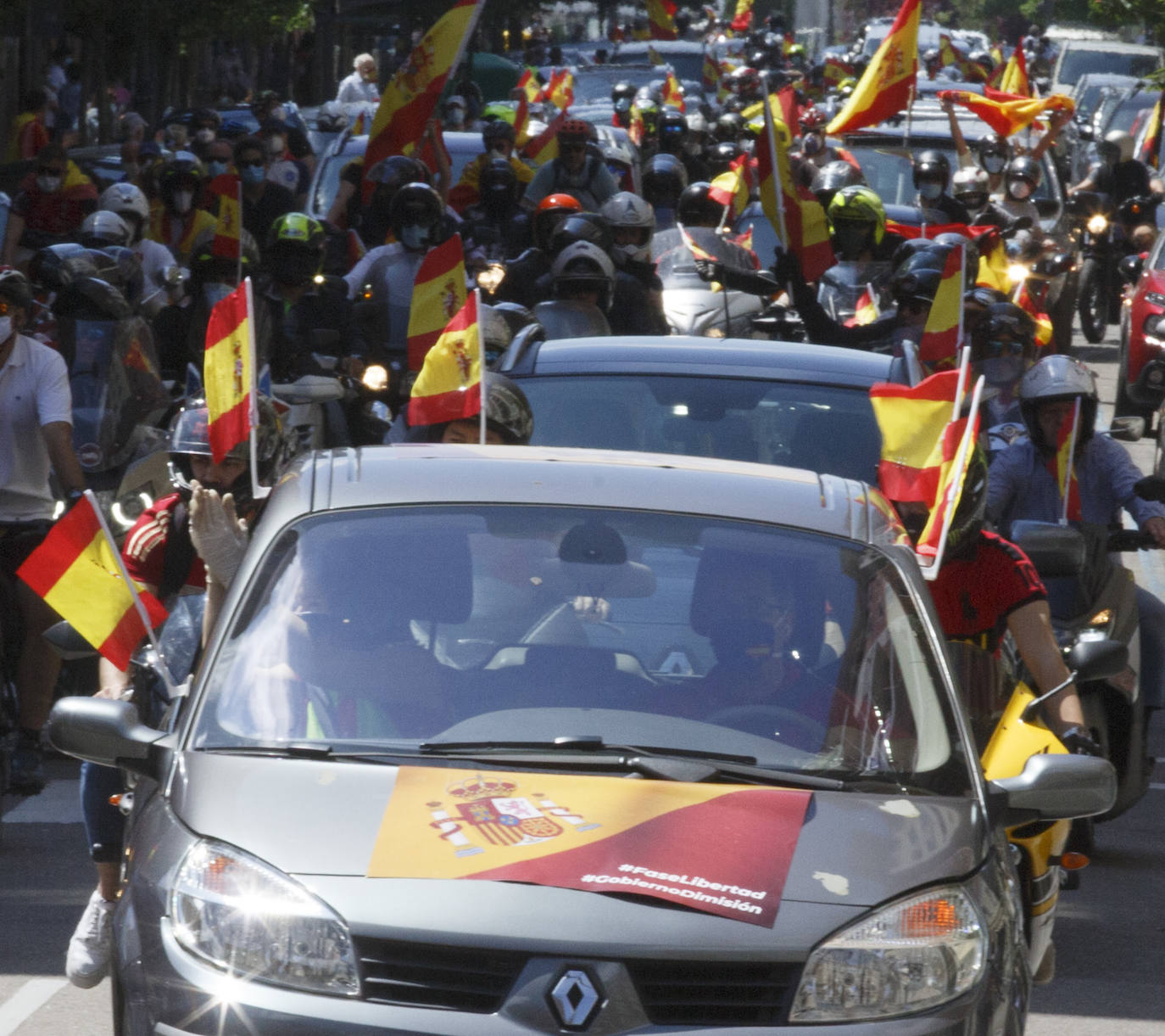 Fotos: Vox saca cientos de coches a las calles de Vallaodlid