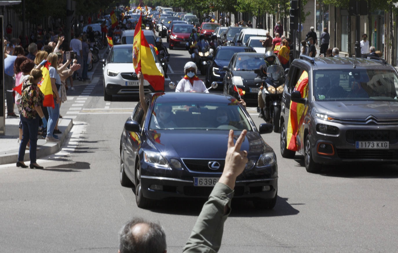 Fotos: Vox saca cientos de coches a las calles de Vallaodlid