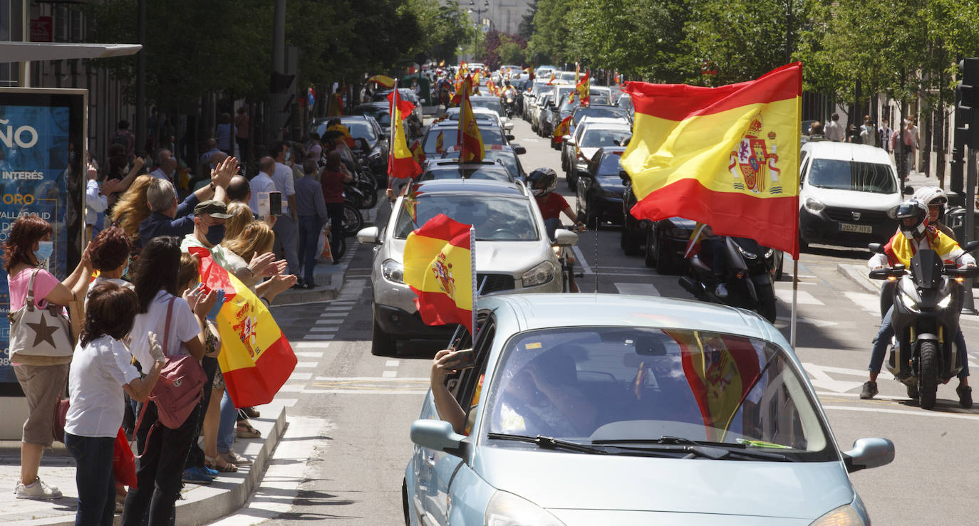 Fotos: Vox saca cientos de coches a las calles de Vallaodlid