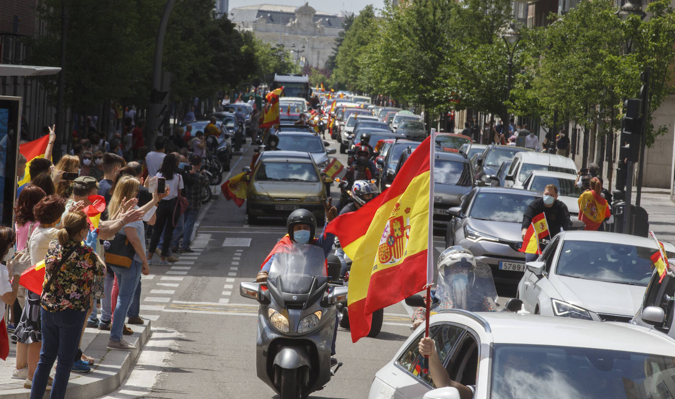 Fotos: Vox saca cientos de coches a las calles de Vallaodlid