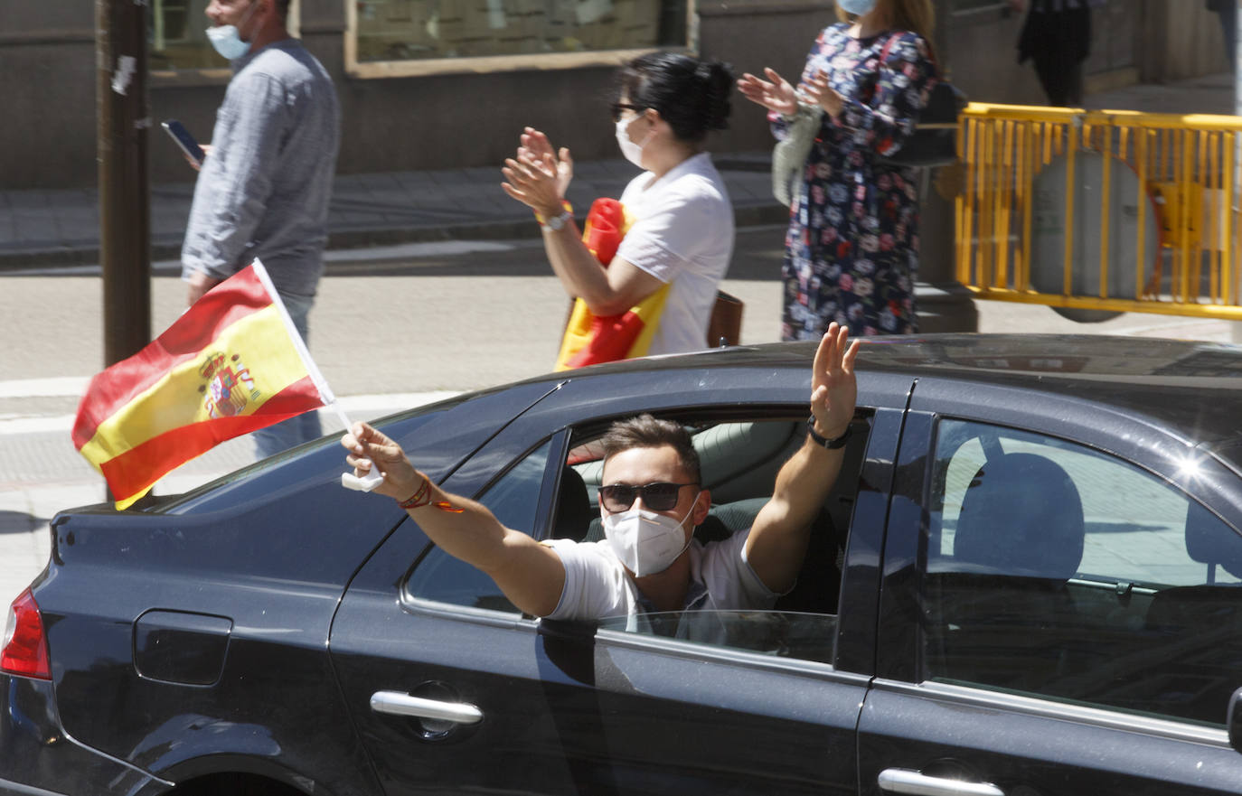 Fotos: Vox saca cientos de coches a las calles de Vallaodlid