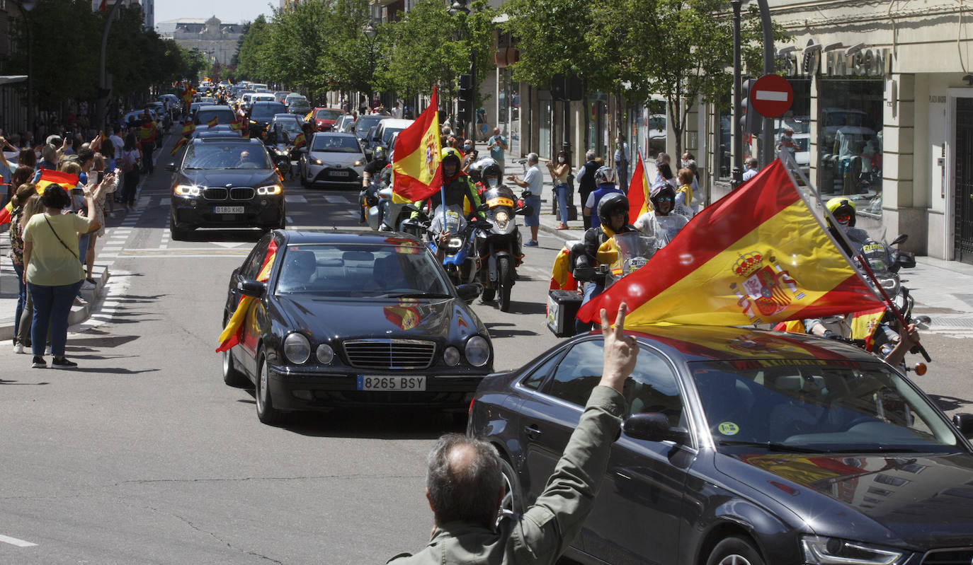 Fotos: Vox saca cientos de coches a las calles de Vallaodlid