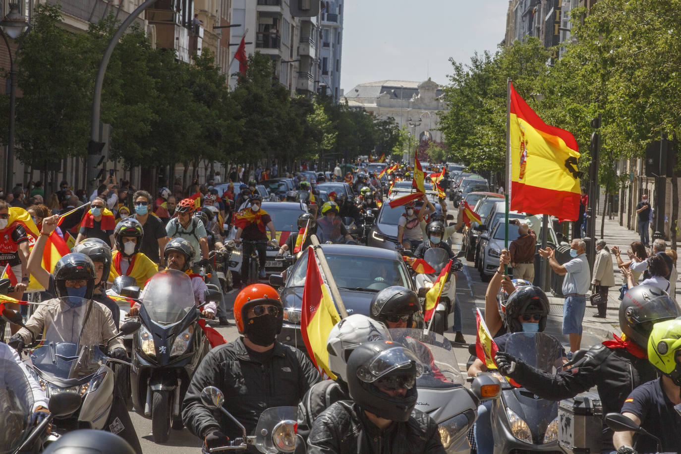 Fotos: Vox saca cientos de coches a las calles de Vallaodlid