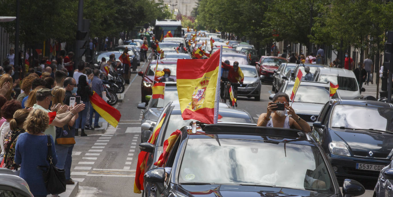 Fotos: Vox saca cientos de coches a las calles de Vallaodlid