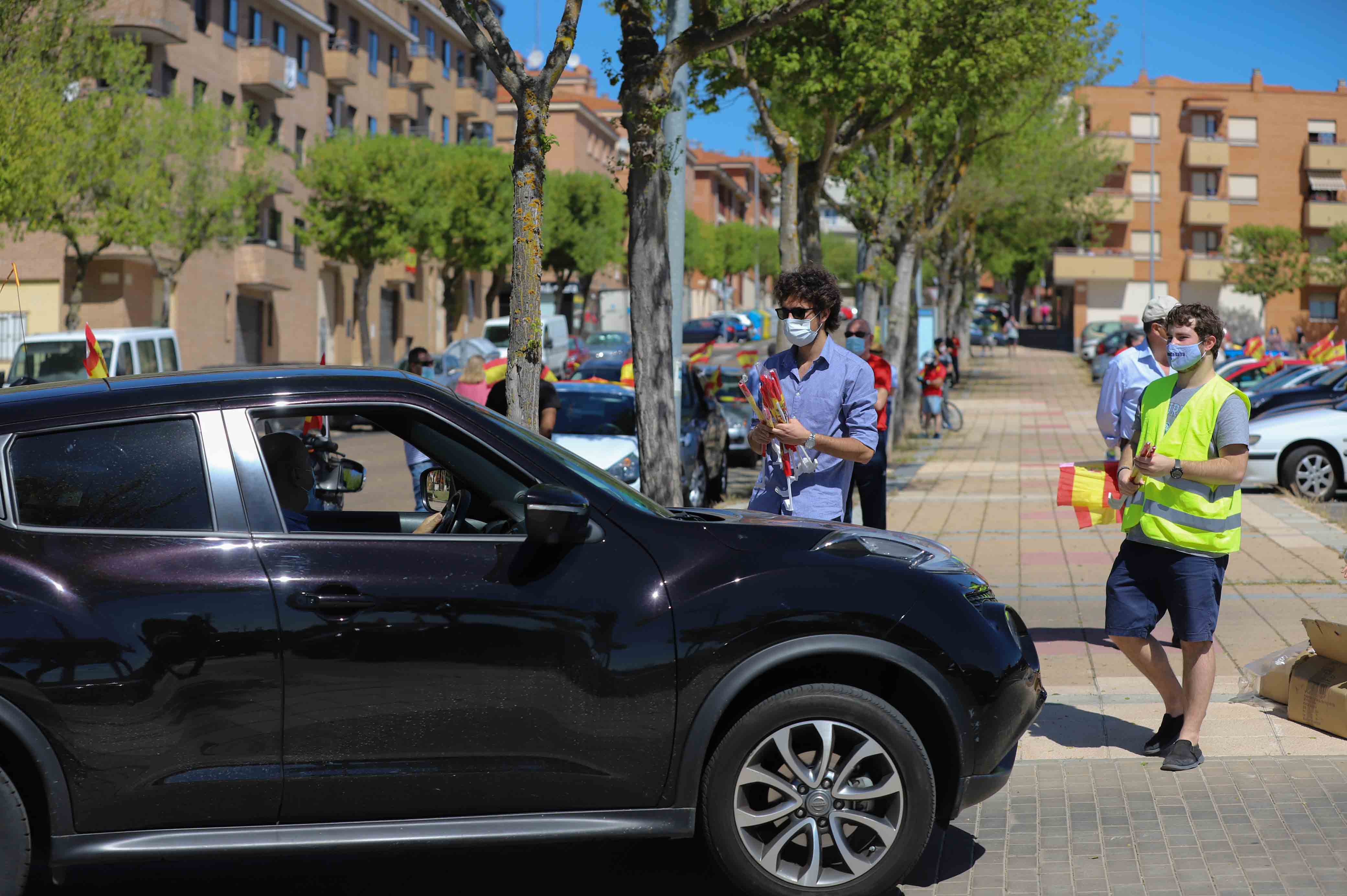 Participaron turismos, motos e incluso vecinos en bicicleta | Numerosos viandantes les aplaudieron a su paso por las calles de la ciudad