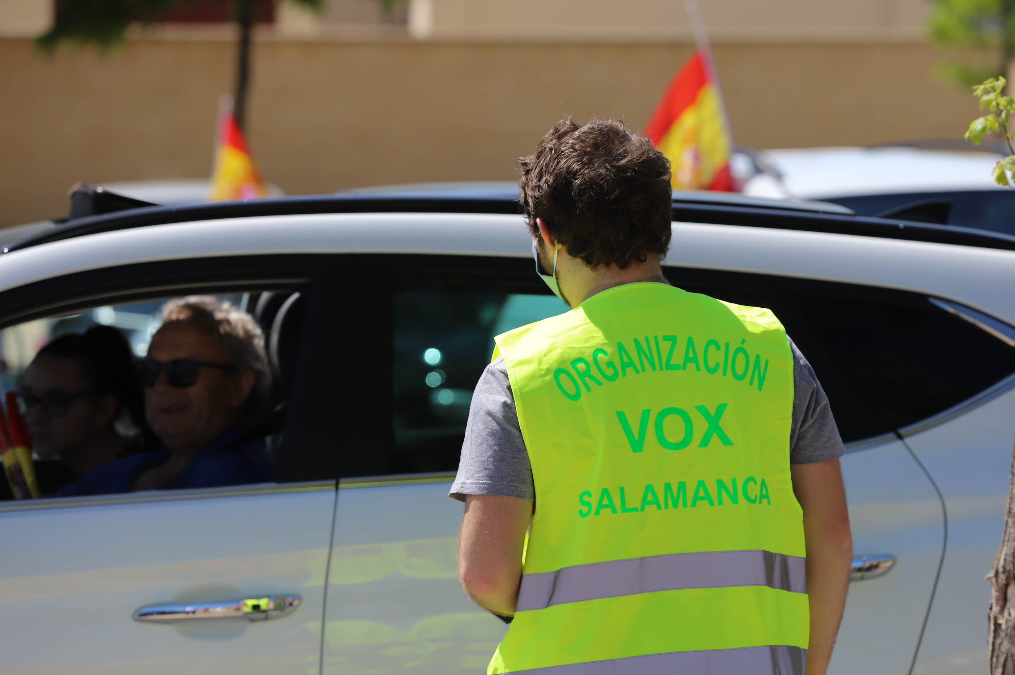 Participaron turismos, motos e incluso vecinos en bicicleta | Numerosos viandantes les aplaudieron a su paso por las calles de la ciudad