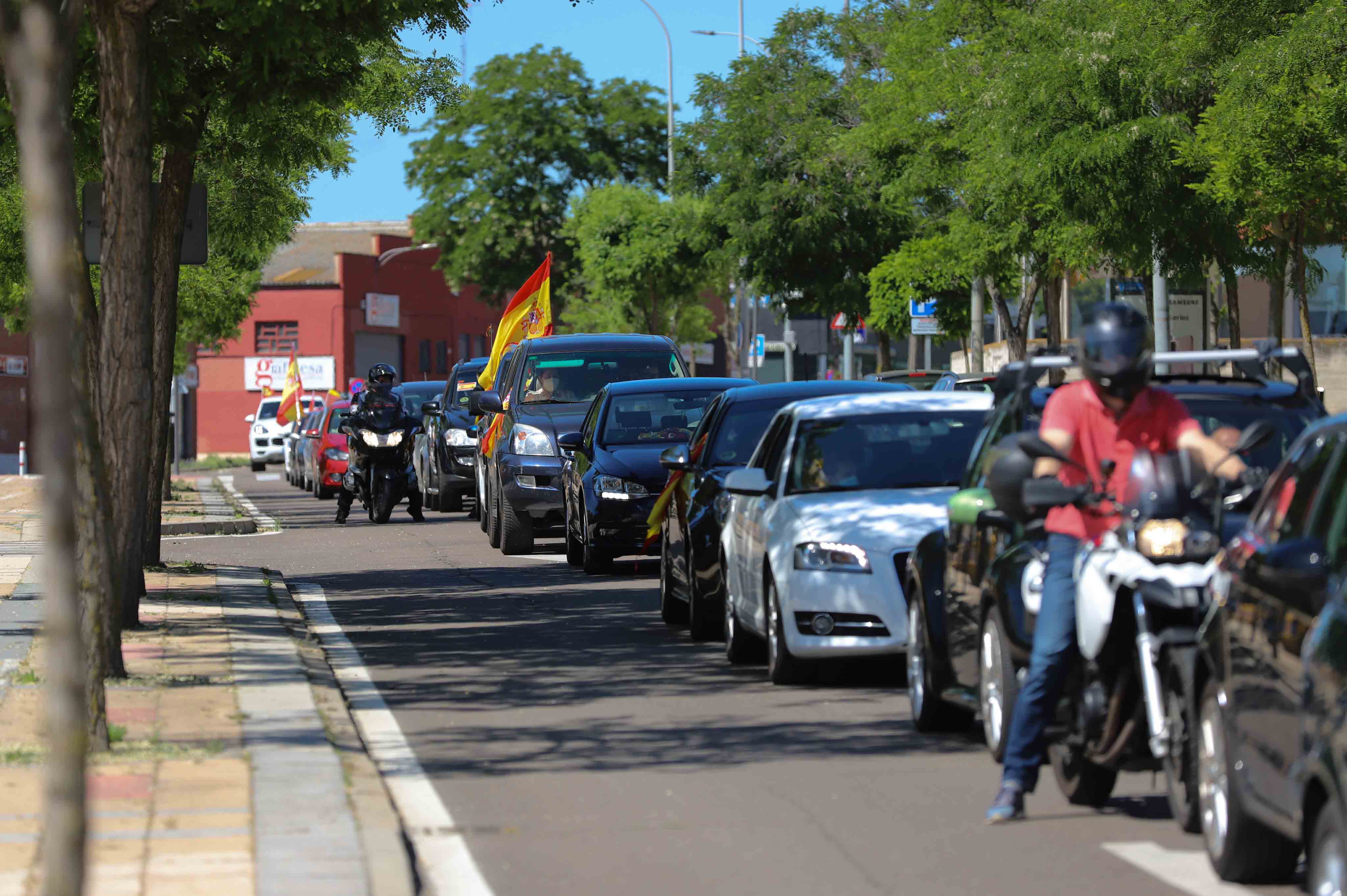 Participaron turismos, motos e incluso vecinos en bicicleta | Numerosos viandantes les aplaudieron a su paso por las calles de la ciudad