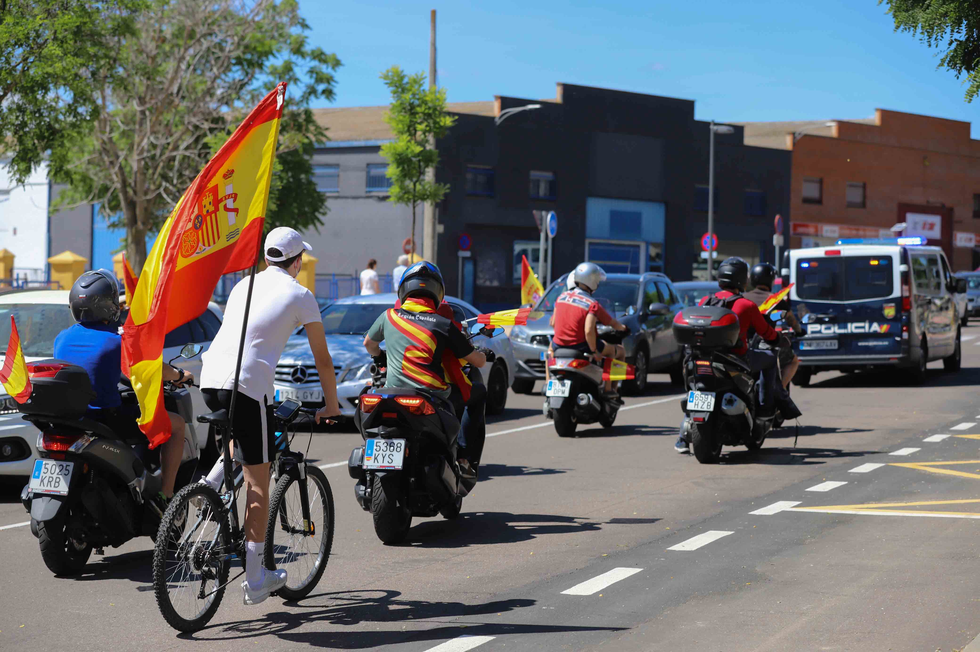 Participaron turismos, motos e incluso vecinos en bicicleta | Numerosos viandantes les aplaudieron a su paso por las calles de la ciudad