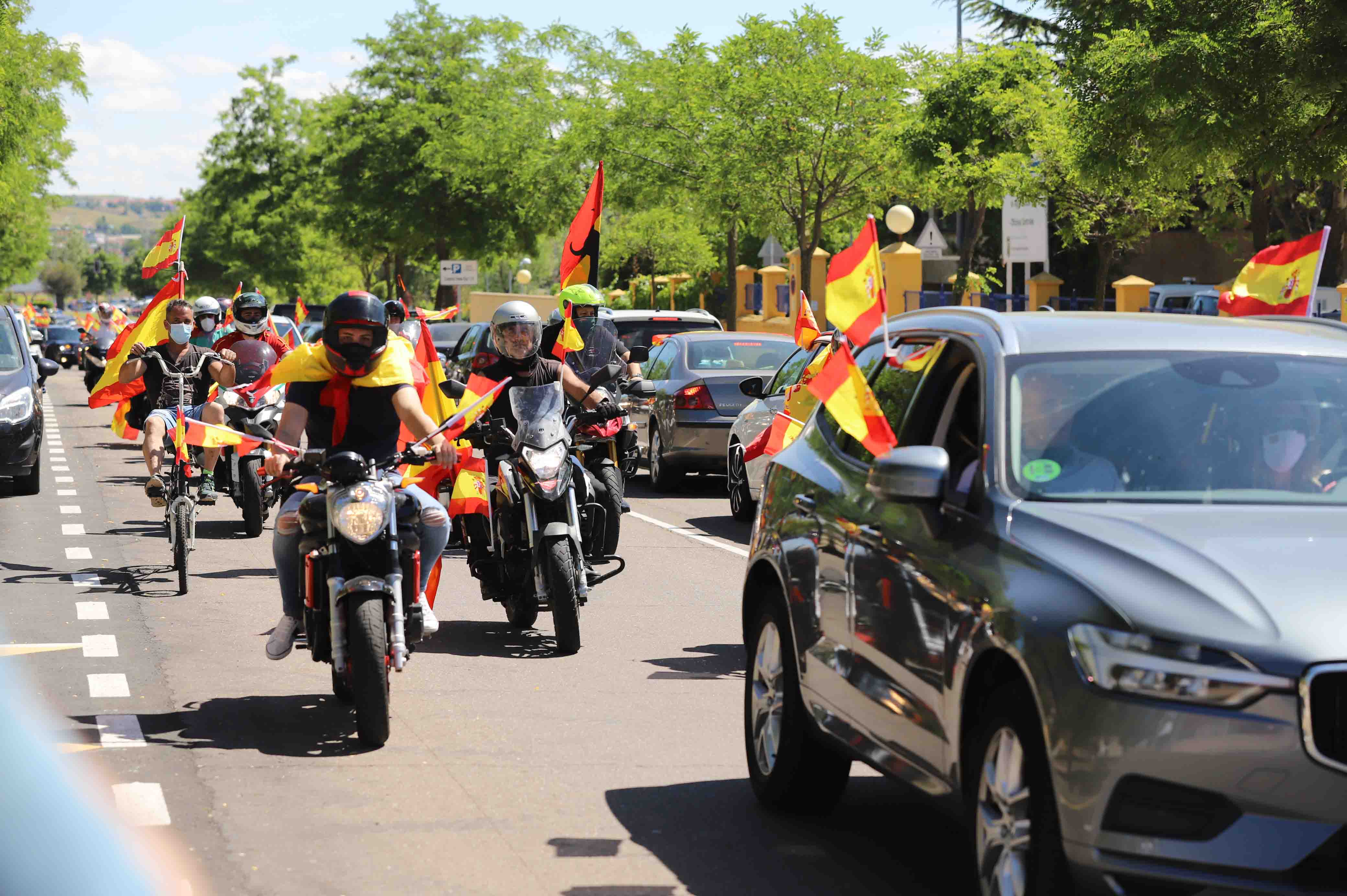 Participaron turismos, motos e incluso vecinos en bicicleta | Numerosos viandantes les aplaudieron a su paso por las calles de la ciudad