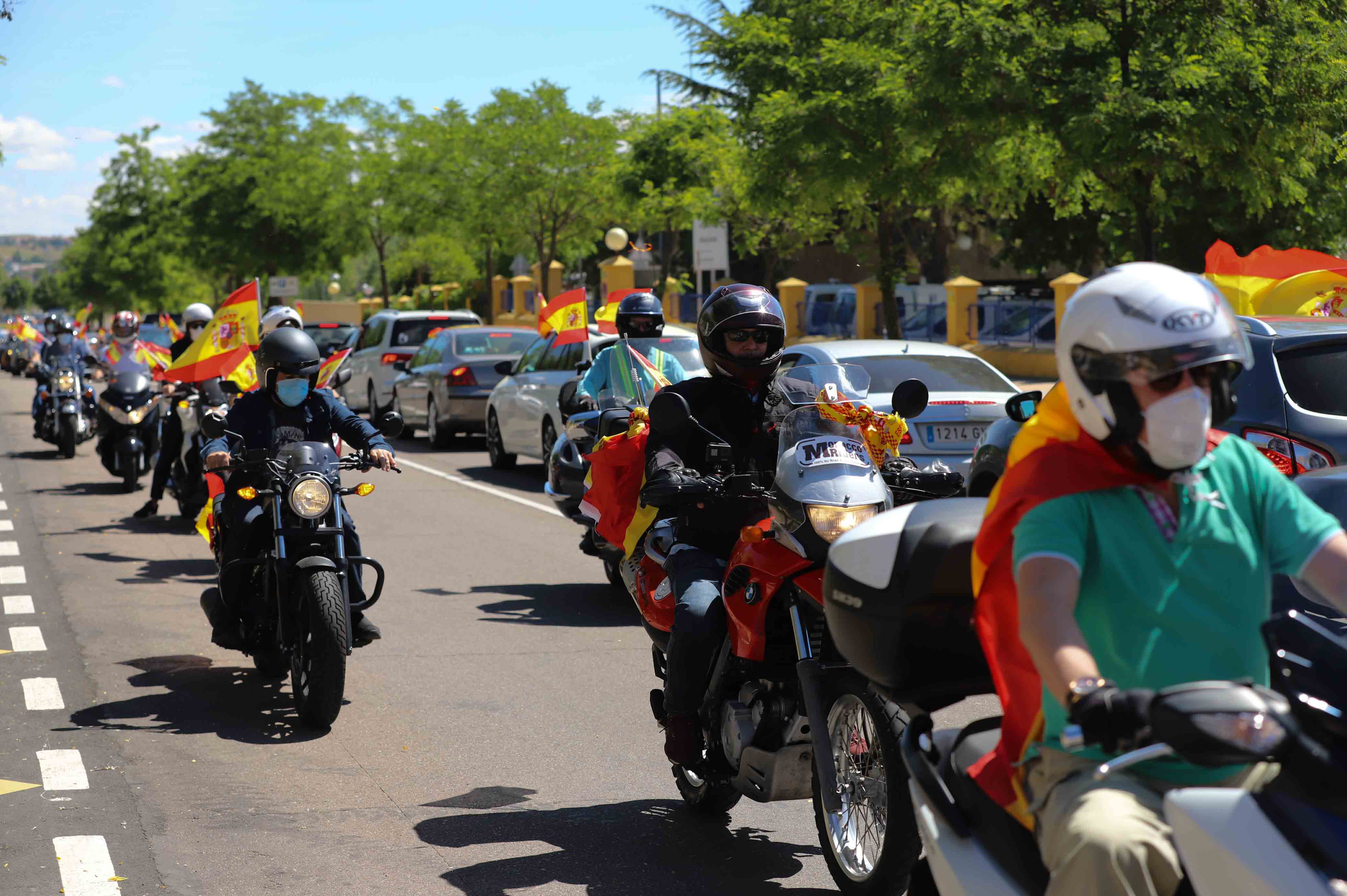 Participaron turismos, motos e incluso vecinos en bicicleta | Numerosos viandantes les aplaudieron a su paso por las calles de la ciudad