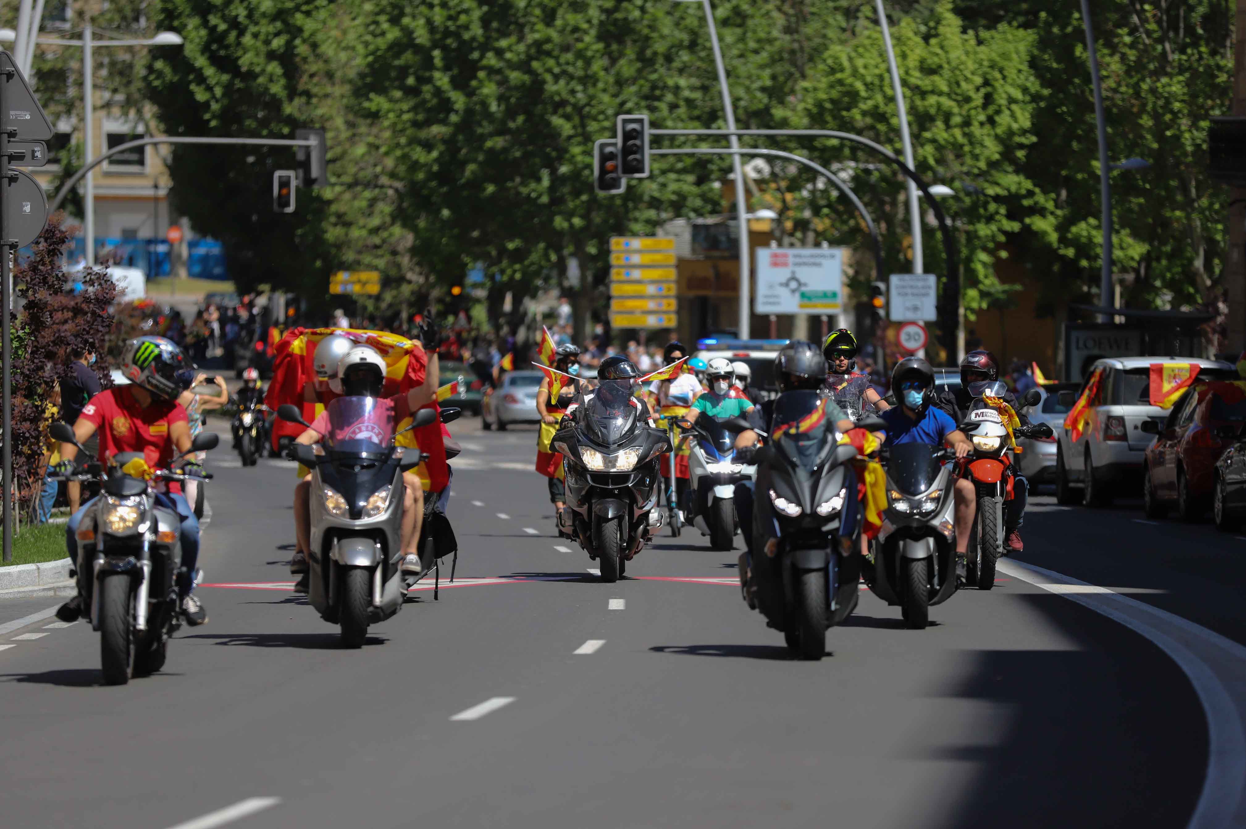 Participaron turismos, motos e incluso vecinos en bicicleta | Numerosos viandantes les aplaudieron a su paso por las calles de la ciudad