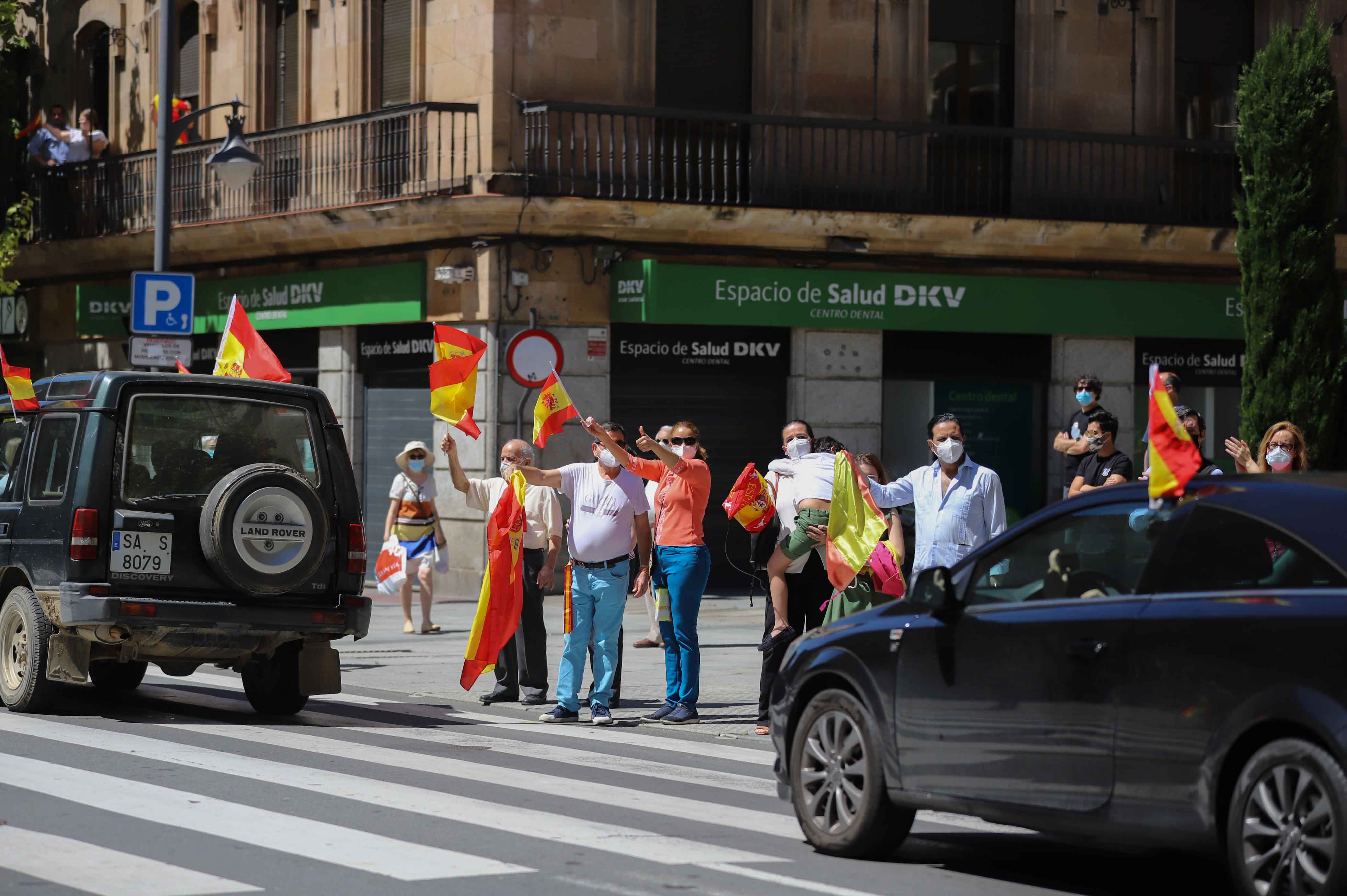 Participaron turismos, motos e incluso vecinos en bicicleta | Numerosos viandantes les aplaudieron a su paso por las calles de la ciudad