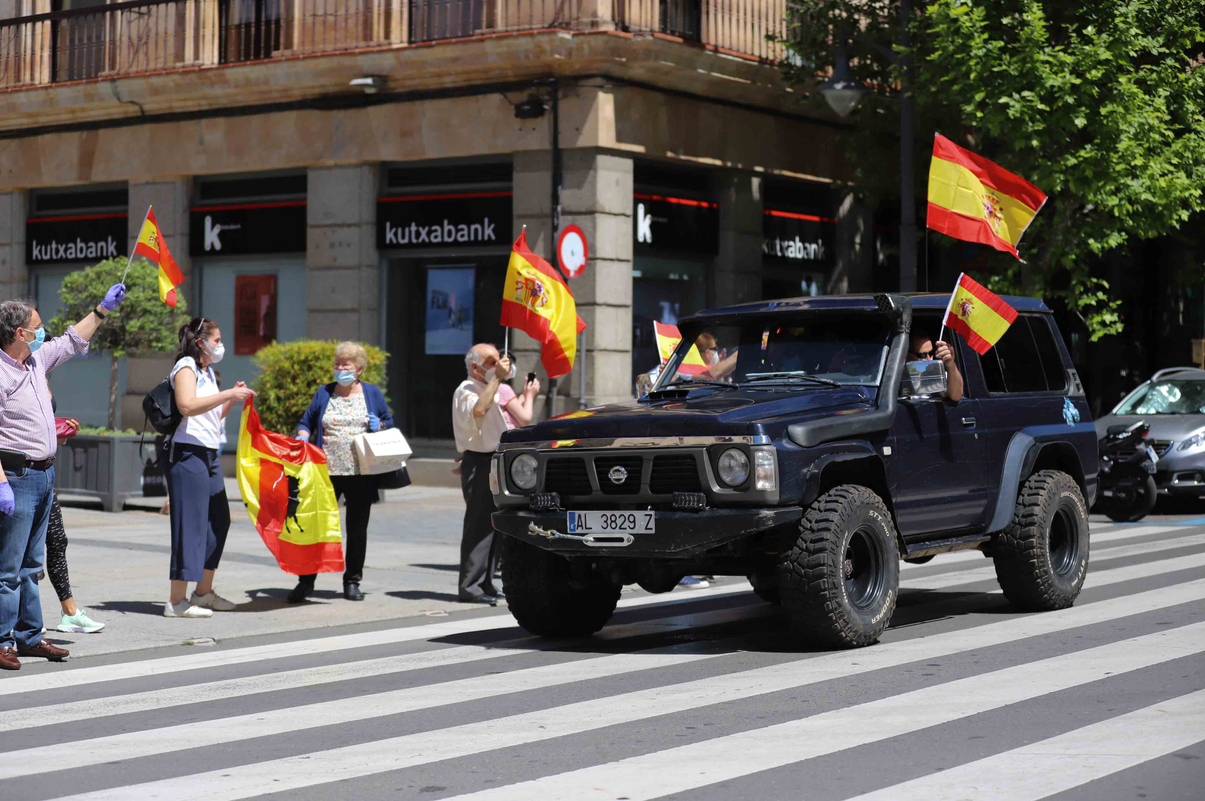 Participaron turismos, motos e incluso vecinos en bicicleta | Numerosos viandantes les aplaudieron a su paso por las calles de la ciudad