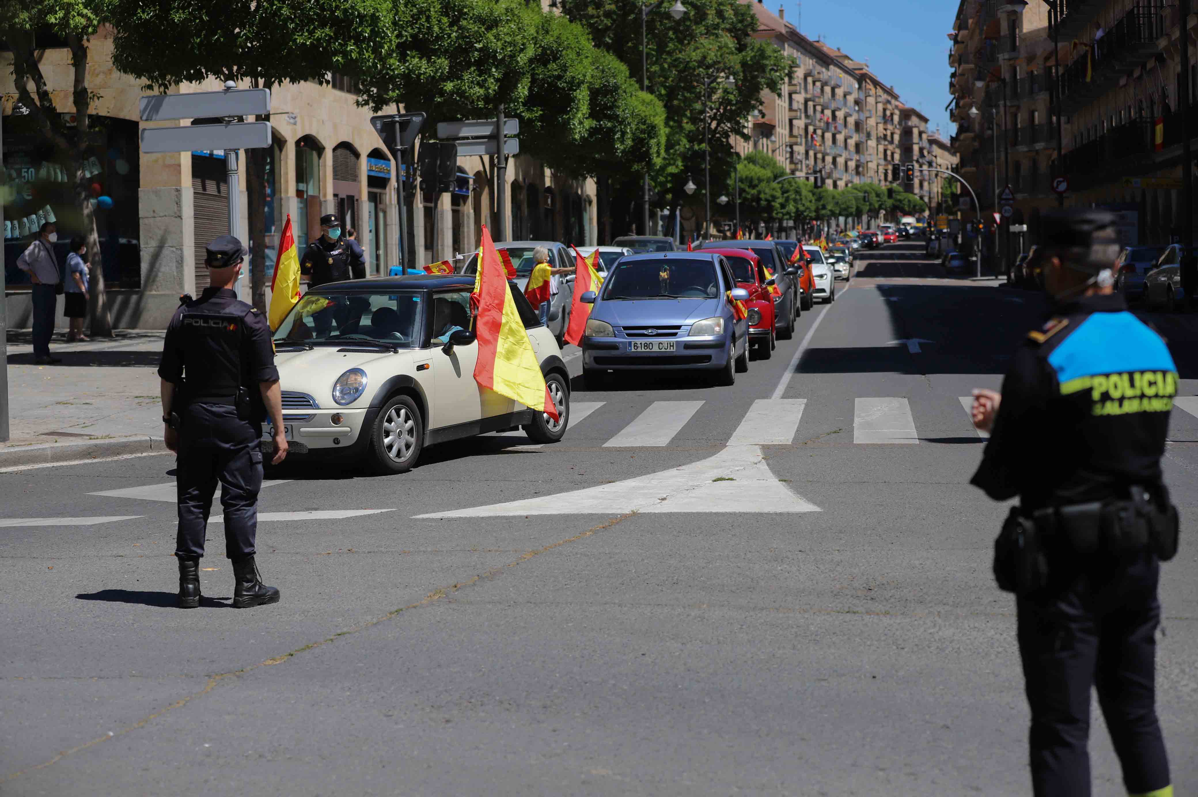 Participaron turismos, motos e incluso vecinos en bicicleta | Numerosos viandantes les aplaudieron a su paso por las calles de la ciudad