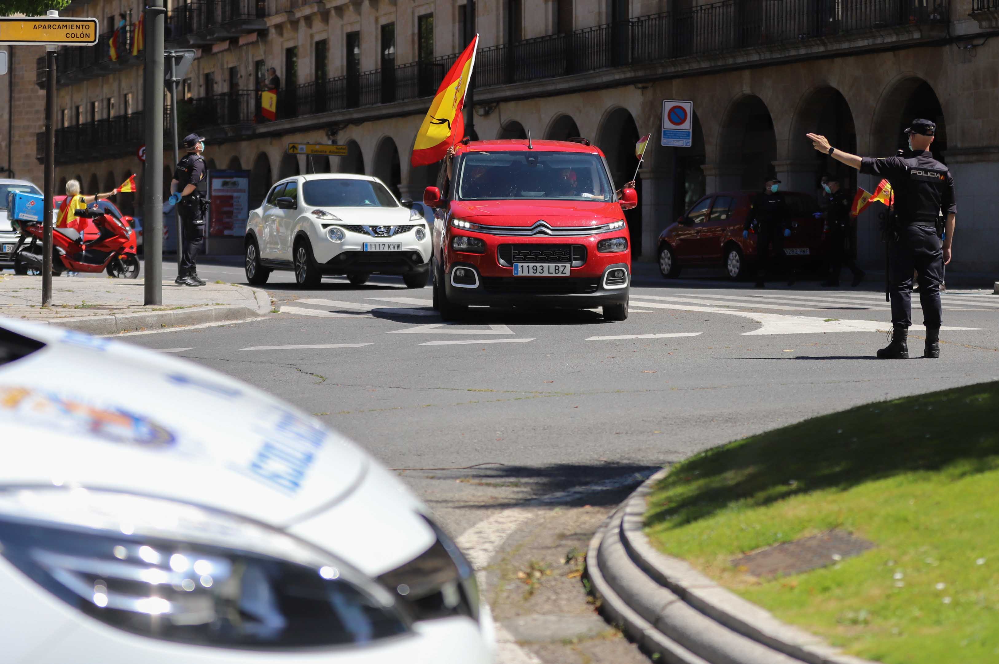 Participaron turismos, motos e incluso vecinos en bicicleta | Numerosos viandantes les aplaudieron a su paso por las calles de la ciudad